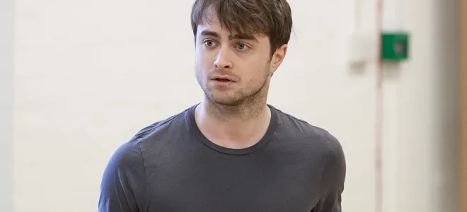 Ο Daniel Radcliffe σε εσωτερικό χώρο.