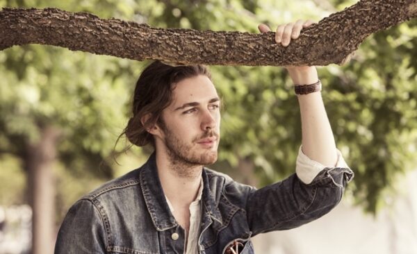 Γνωρίστε τον Hozier, τον καλλιτέχνη που έχει τρελάνει τα charts!