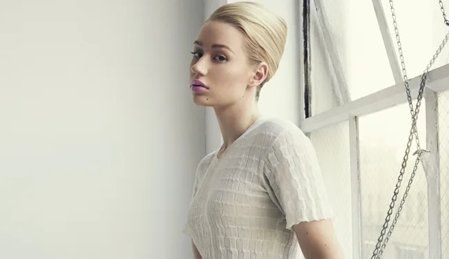 Η Iggy Azalea με ξανθά μαλλιά πιασμένα ψηλά και λευκό μπλουζάκι.