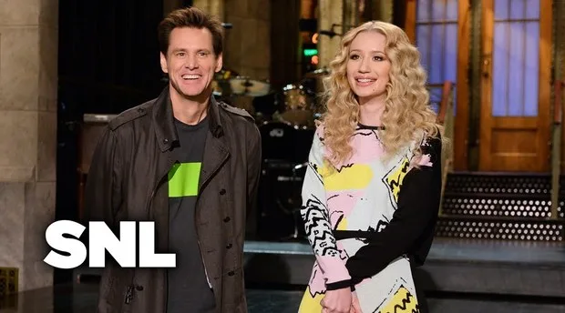Η Iggy Azalea και ο Jim Carrey στη σκηνή του Saturday Night Live.