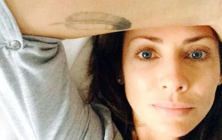 Η Natalie Imbruglia σε selfie στο κρεβάτι για το WakeupCall challenge.
