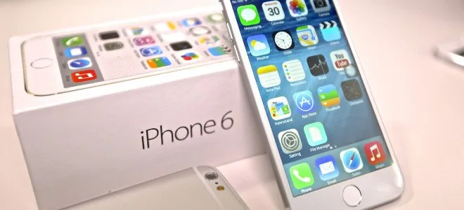 Το iPhone 6 δίπλα στη συσκευασία του