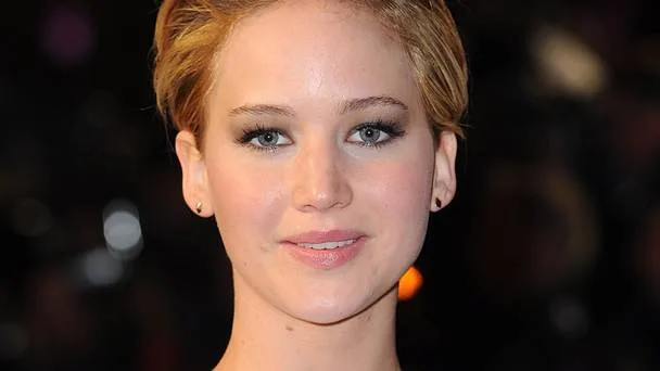 Κοντινό πλάνο της Jennifer Lawrence με κοντό ξανθό μαλλί.