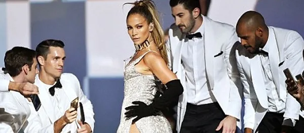 Η Jennifer Lopez στη σκηνή με χορευτές