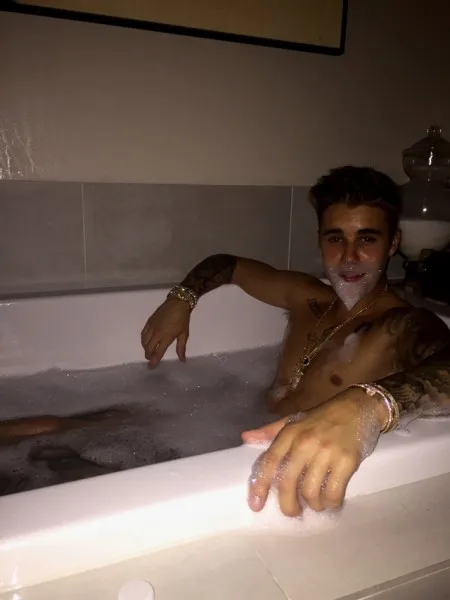 justin-bieber-bath_2014-10-22_07-22-29