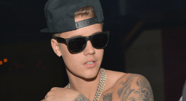 Δείτε τον Justin Bieber να ρίχνει γροθιά σε παπαράτσι!