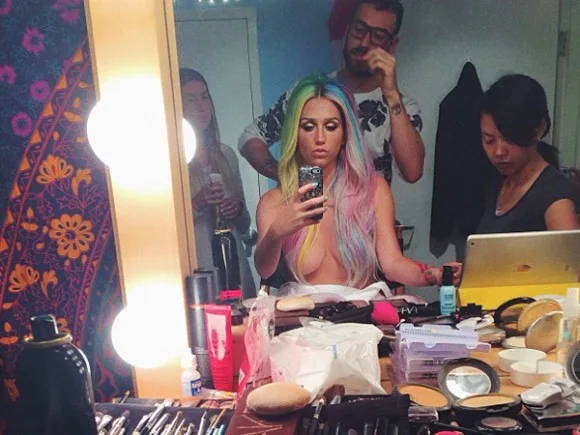 kesha-nude-gtio-81-580x435