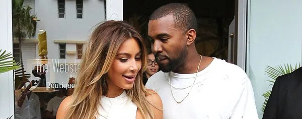 Ο Kanye West και η Kim Kardashian έξω από κατάστημα.