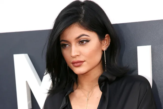 Η Kylie Jenner σε κοντινό πλάνο με μαύρα μαλλιά και κομψό μακιγιάζ.