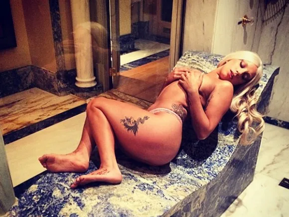 lady-gaga-nude-gtio-101-580x435