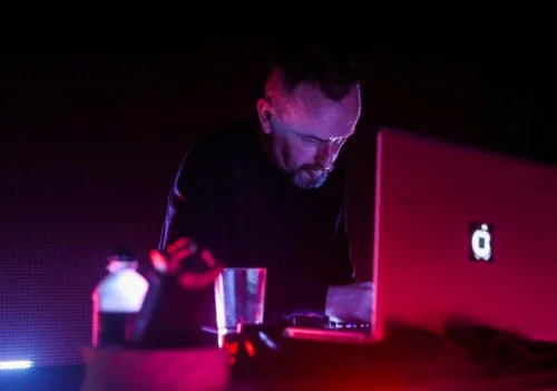 Ο Mark Bell σε ζωντανή εμφάνιση με laptop και εξοπλισμό DJ.