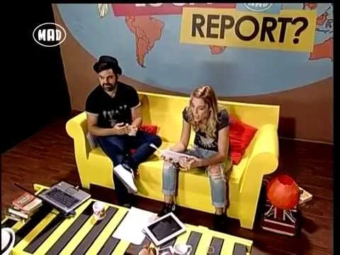 Ο Fran και η Μαντώ στο πλατό της εκπομπής Loca Report του Mad TV.