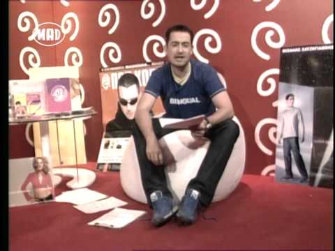 Παρουσιαστής του Mad TV σε στούντιο με vintage σκηνικό.
