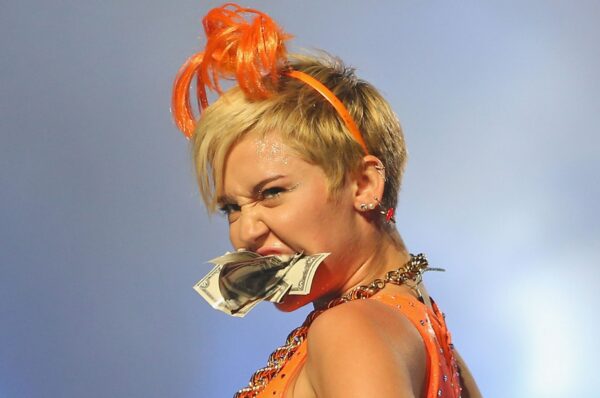 Αυτή την φορά έπιασε πάτο η Miley Cyrus! Δείτε τις φωτογραφίες από την συναυλία της στην Αυστραλία!