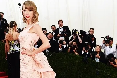 Η Taylor Swift με ροζ φόρεμα Oscar de la Renta στο Met Gala.
