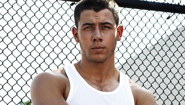 Αποκαλυπτικός και…topless ο Nick Jonas στη φωτογράφισή του για το περιοδικό Details