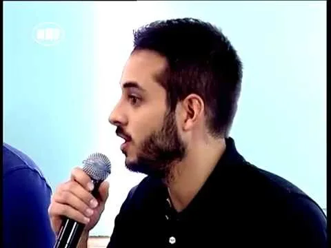 Μέλος των Word Of Mouth μιλάει σε μικρόφωνο στην εκπομπή Breaking Mad.