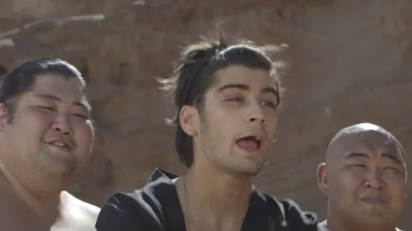 Ο Zayn Malik των One Direction με παλαιστές σούμο.