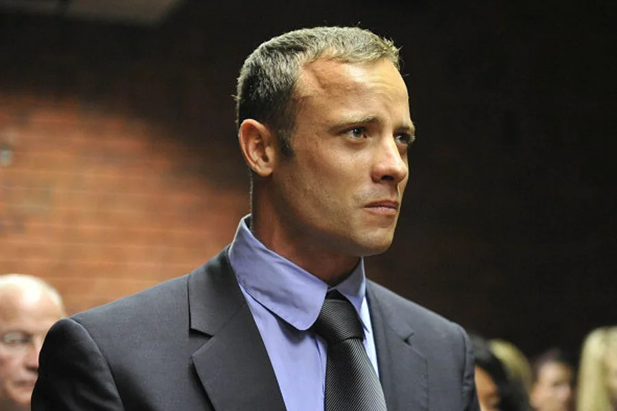 Ο Oscar Pistorius με κοστούμι και γραβάτα σε εσωτερικό χώρο.