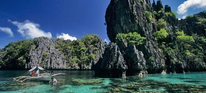 Το νησί Palawan στις Φιλιππίνες με κρυστάλλινα νερά και απότομους βράχους.