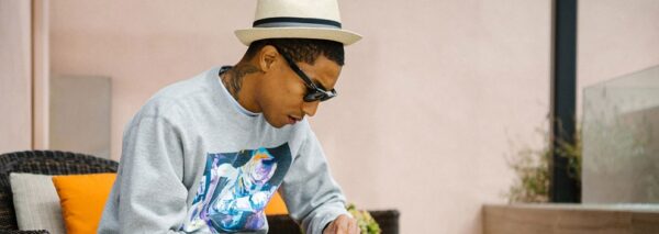 Τι σκεφτόταν; Δείτε τον Pharrell στους δρόμους του Παρισιού με eyeliner!