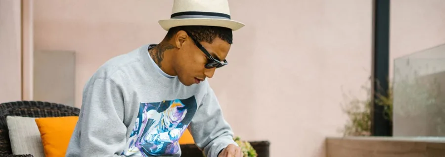 Ο Pharrell Williams με καπέλο και γυαλιά ηλίου.