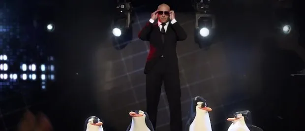 Ο Pitbull με μαύρο κοστούμι και γυαλιά ηλίου δίπλα στους πιγκουίνους της Μαδαγασκάρης.