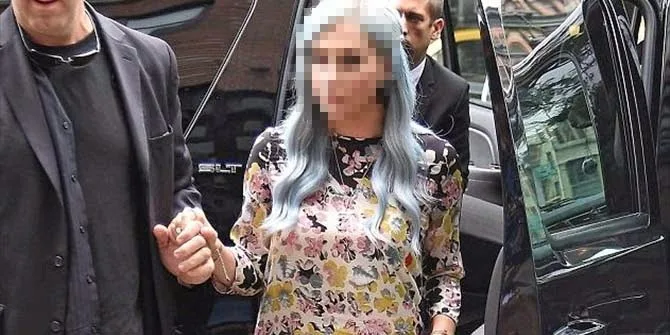 Η τραγουδίστρια Kesha με γαλάζια μαλλιά και φλοράλ μπλούζα έξω από αυτοκίνητο.