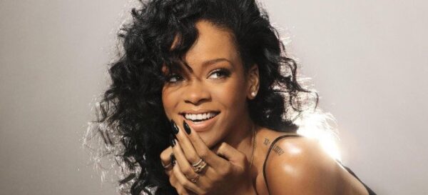 Η Rihanna επέστρεψε στο Instagram και άρχισε να ανεβάζει ότι της κατέβει στο κεφάλι.