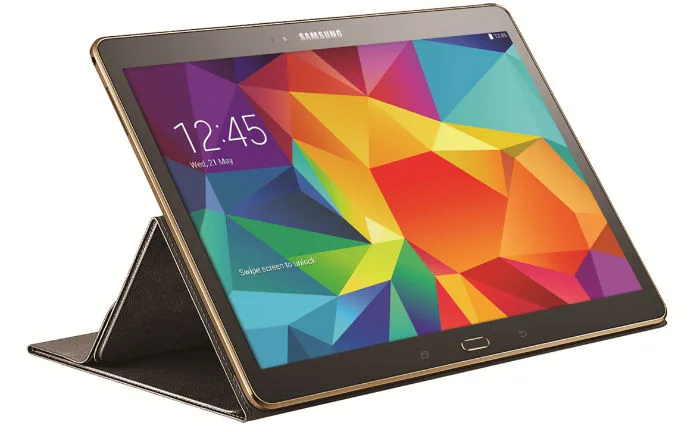 Το tablet Samsung Galaxy Tab S 10.5 ιντσών σε καφέ θήκη στήριξης.
