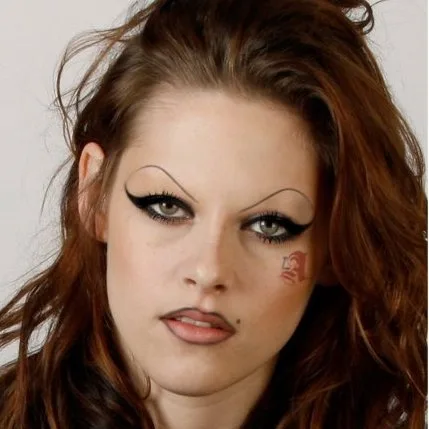 Η Kristen Stewart με μακιγιάζ και στυλ ντίβας συμμορίας
