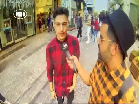 Ο Fran παίρνει συνέντευξη από νεαρό άνδρα στο δρόμο για το Fashion Music Project.