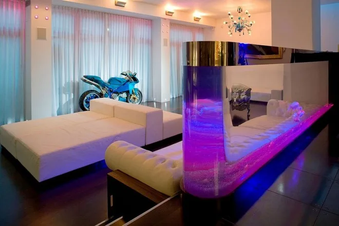 the-white-couches0s-glamour