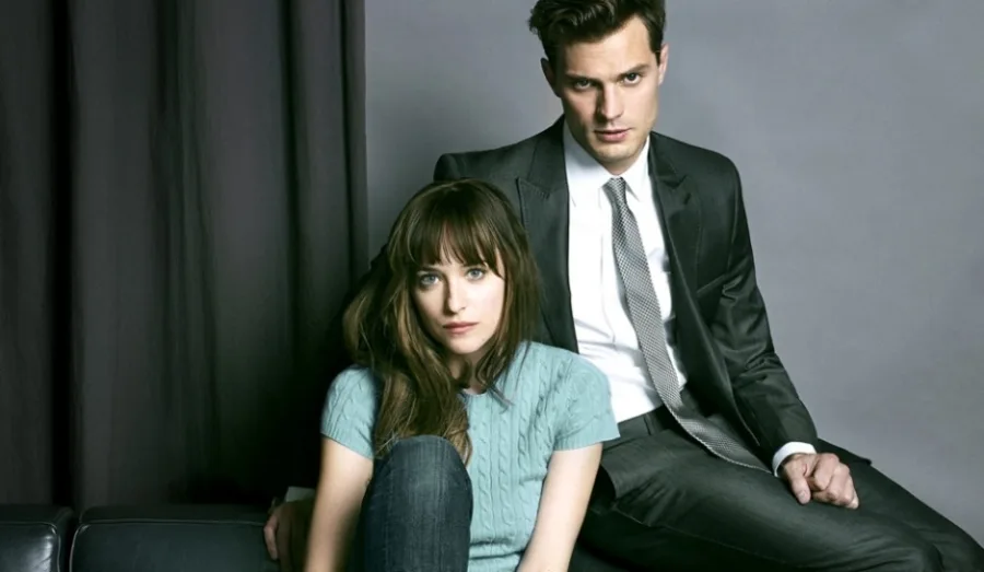 Ο Jamie Dornan και η Dakota Johnson σε προωθητική φωτογραφία για την ταινία 50 Αποχρώσεις του Γκρι.