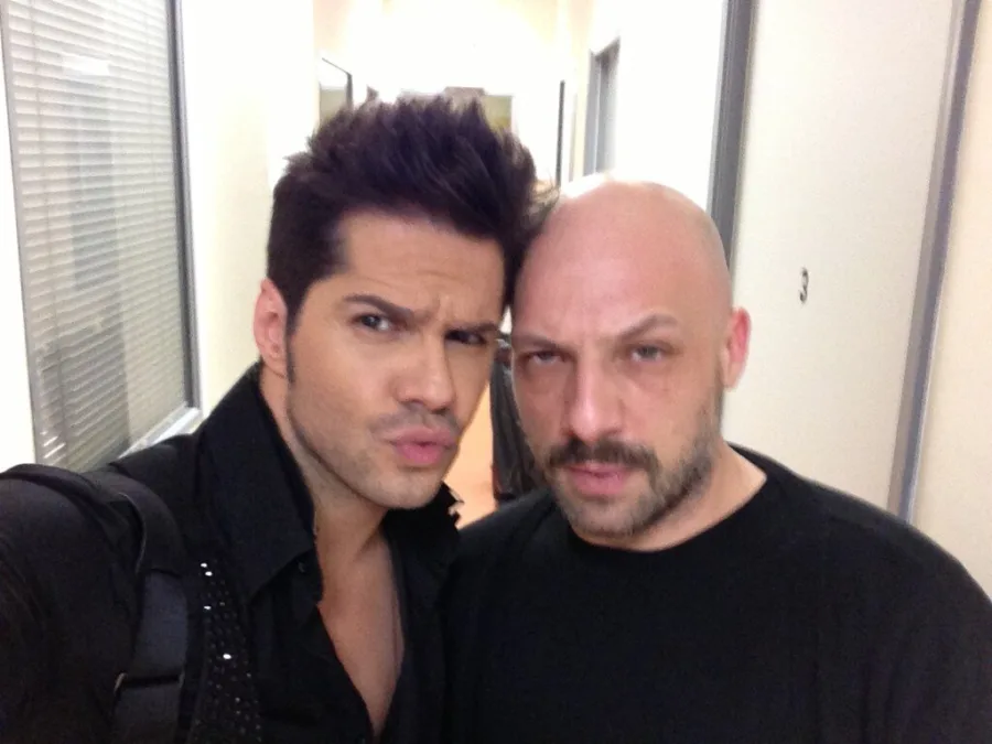 Ο Γιώργος Τσαλίκης και ο Νίκος Μουτσινάς σε selfie φωτογραφία.