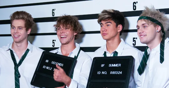 Τα μέλη του συγκροτήματος 5 Seconds Of Summer σε σκηνικό φυλακής.