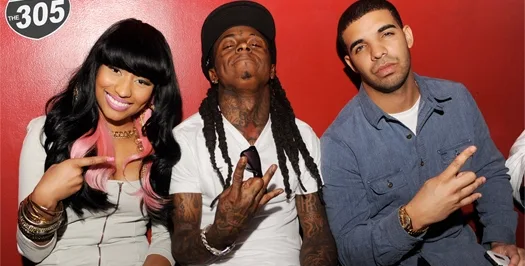 Η Nicki Minaj, ο Lil Wayne και ο Drake ποζάρουν μαζί μπροστά από κόκκινο τοίχο.