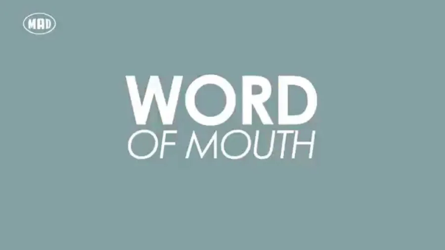 Λογότυπο Word Of Mouth σε γαλάζιο φόντο με το σήμα του MAD.