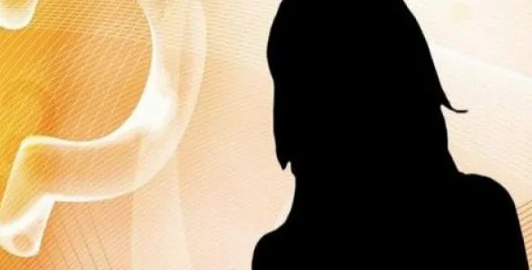 Σιλουέτα γυναίκας σε πορτοκαλί φόντο με γραφικά