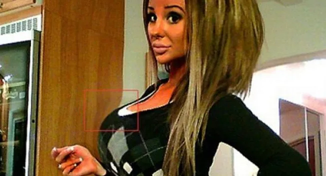 Γυναίκα με εμφανή παραμόρφωση από Photoshop στο στήθος και το φόντο.