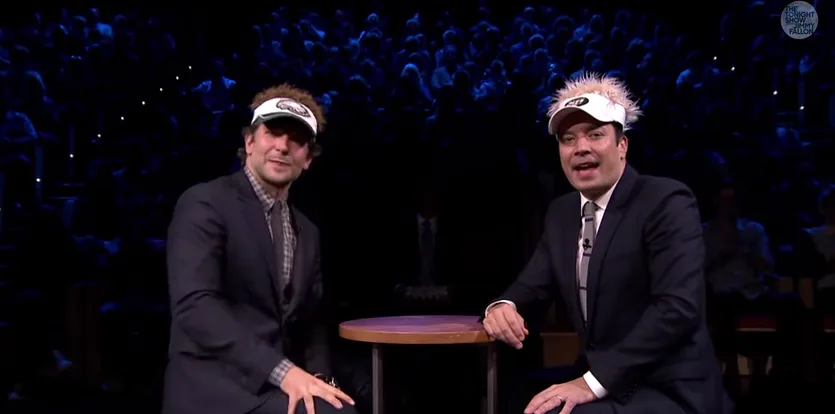 Ο Bradley Cooper και ο Jimmy Fallon με αστεία καπέλα στο The Tonight Show.
