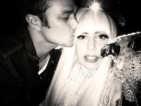 Η Lady Gaga με τον Τέιλορ Κίνεϊ σε ασπρόμαυρη φωτογραφία.