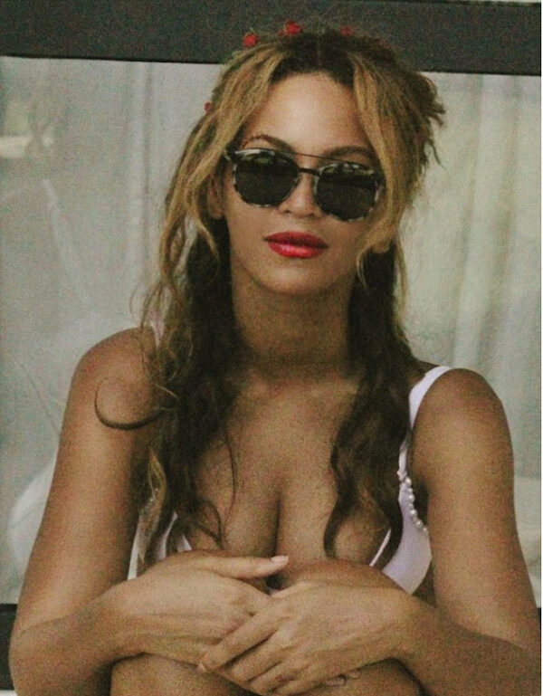 Η Beyonce κλέβει τις εντυπώσεις με το λευκό μπικίνι της!