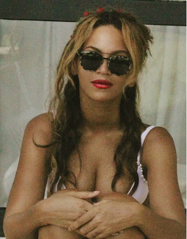 Η Beyonce με λευκό μπικίνι, γυαλιά ηλίου και κόκκινο κραγιόν.