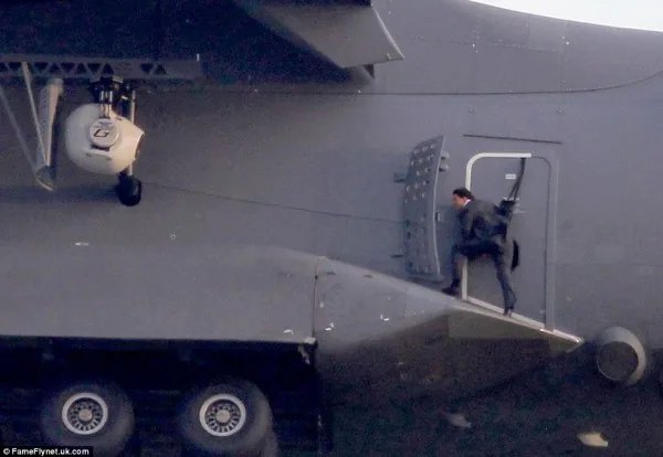 Ο Tom Cruise κρεμασμένος από την πόρτα ενός αεροσκάφους εν πτήσει.