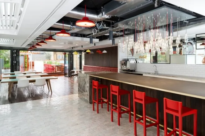 04.coca-cola-bar_28656-660x440