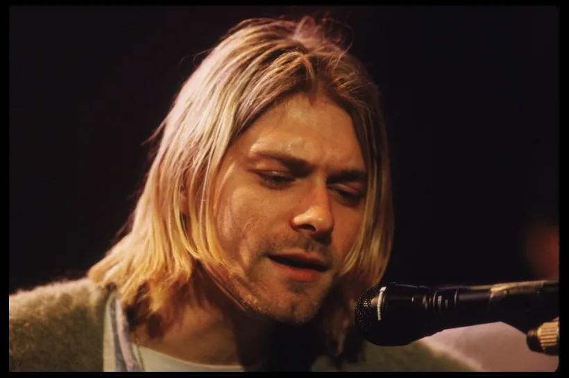 Ο Kurt Cobain των Nirvana σε κοντινό πλάνο μπροστά από ένα μικρόφωνο.