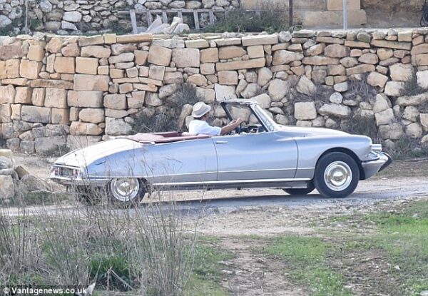 Angelina Jolie – Brad Pitt κάνουν βόλτα με το cabrio! Δείτε τους