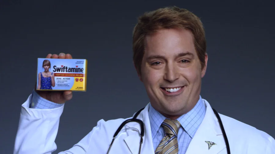 Ο Beck Bennett ως γιατρός κρατάει το φάρμακο Swiftamine σε σκετς του Saturday Night Live.