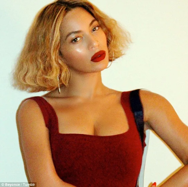 1415625127959_wps_17_Beyonce_selfies_BEYONCE_C